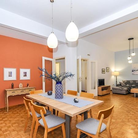 The Elegant. Spacious City Center Apartment. كاندية المظهر الخارجي الصورة