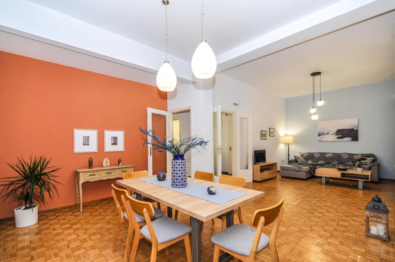The Elegant. Spacious City Center Apartment. كاندية المظهر الخارجي الصورة